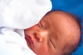 为什么新生儿有的睁眼早，有的睁眼晚？个体差异不可忽视图片