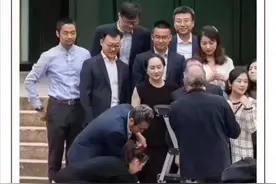 孟晚舟再次戴脚铐露面，笑对记者：父母有多坚强，孩子就有多强大图片