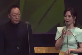 60岁倪大红状态不佳？颁奖时愣神慢半拍，靠陈数提醒才记得介绍图片