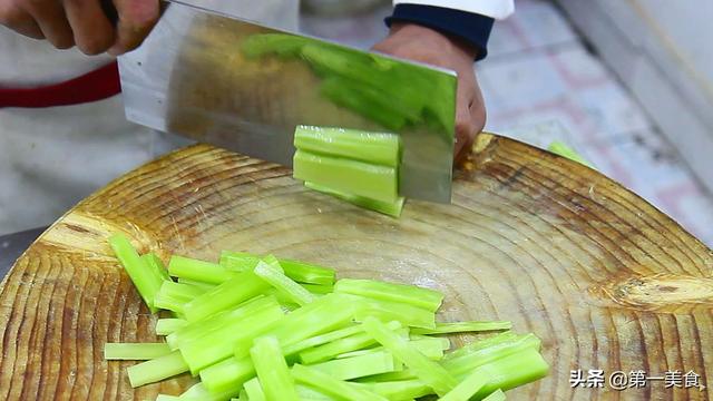 厨师长分享“清炒莴笋”的做法，学会这个窍门，莴笋翠绿清脆
