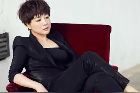 “国家一级演员”出轨小鲜肉？丈夫坐轮椅也不离婚，常年两地分居图片