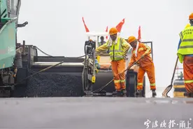 对着162.6℃的沥青干活是怎样的感受？宁波机场快速路一线工人这么说图片