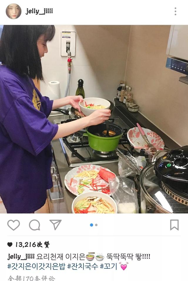 最看重雪莉的明星!雪莉去世9天IU足不出户,深夜亲吻雪莉遗物