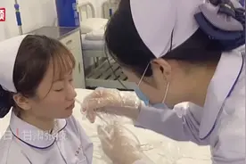 白衣天使！医学生强忍不适互相练习插胃管图片