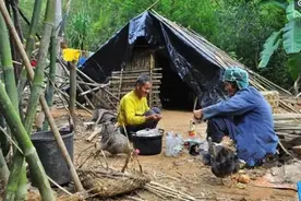 七旬兄弟俩隐居深山，一口五花肉一口酱油图片