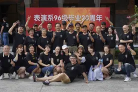 聂远上戏毕业20年与老师同学重聚，旧照惊现王景春图片