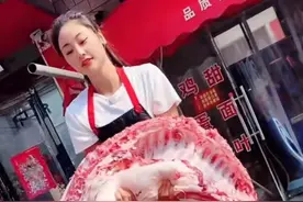26岁三孩妈妈卖猪肉走红惹争议，当事人回应：没有刻意去打扮，卖猪肉是为了生计图片