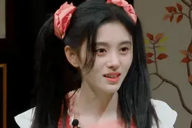 鞠婧祎童年照公开，却专门用美颜滤镜，被杨迪无情戳穿后，她慌了图片