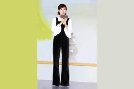 孙俪穿搭太减龄了，喇叭袖上衣配背带裤，38岁嫩成18岁小姑娘图片