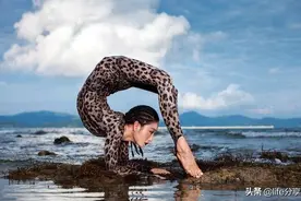 柔术美女展示高柔韧身躯，这身体的柔韧性，连缩骨功也行吧图片