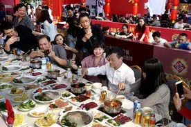 马云请援鄂护士吃火锅，不过他真的会吃辣吗？图片