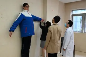 比姚明就差5公分！四川14岁男孩高221厘米，挑战吉尼斯世界纪录视频封面