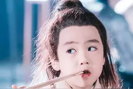 还记得《陈情令》里的小阿苑吗？他逛街又遇上有钱哥哥了图片