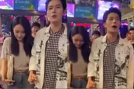 陈学冬官宣女友？街头高调牵手十指紧扣，喊话粉丝给他们空间图片