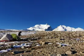 警方救援被困雪山广东游客15小时：防暴枪驱野狼 累瘫吃雪解渴图片