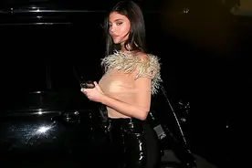 凯莉·詹娜约饭变性老爸，肤色羽毛衣显挺拔身姿，被闺蜜极力讨好图片