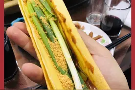 山东大汉吃山东大煎饼，你会吃么？知道怎么吃才最美味么？图片