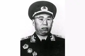 1963年，罗荣桓拉着妻子的手，留下唯一遗言：你要从房子里搬出去图片