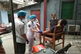 婆婆突然晕倒 社区援手相助图片