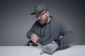 老板会上被职员用刀怒刺数十下毫发无伤！只因为有这个图片