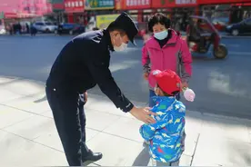 【战疫日记】阿城三岁萌娃向执勤的警察叔叔敬礼，”长大后我也要成为你！”图片