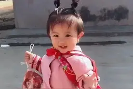 “最萌小女孩”拿着肉去看望姥姥，网友：这待遇都是奶奶没有的图片