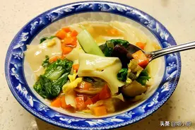 香菇萝卜面片汤，味美营养，10分钟搞定，天冷喝上一碗浑身舒服图片