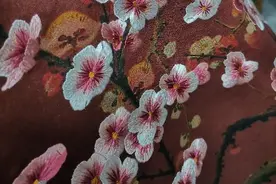 绢纺香云纱手绣花偏襟长袍图片