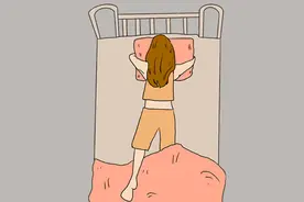 为啥睡觉时有人喜欢裹紧被子，有的人却习惯把脚露在外面？图片