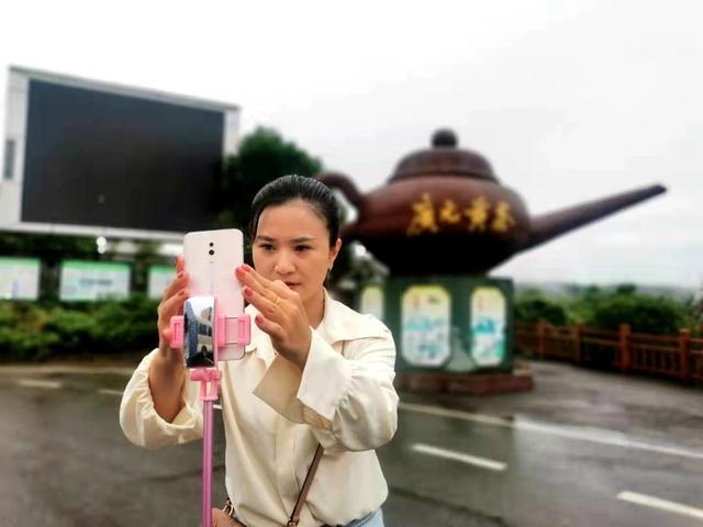 航拍旺苍美丽乡镇，云雾笼罩像是披上了一层轻纱，似仙女下凡