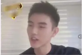 陈飞宇生日暗戳撒糖？直播时自弹自唱，疑与欧阳娜娜用同一把吉他图片