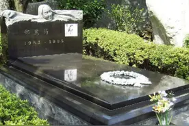 直击邓丽君墓：万千歌迷拜祭，陈光标曾携妻在邓丽君坟前痛哭献唱图片