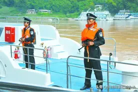 【一线传真】头部中枪后，他仍死死抱住毒贩不松手图片