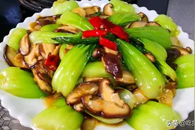 做香菇油菜，最忌直接下锅炒，教你正确做法，香菇入味、油菜翠绿图片