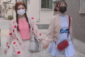 鞠婧祎仅用口罩盖住嘴，低头逗猫时，谁注意太阳光下她的鼻子？图片