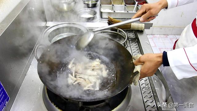 大厨教你做泡椒鸡爪，用这个方法泡出来的鸡爪，可以放很久不变质