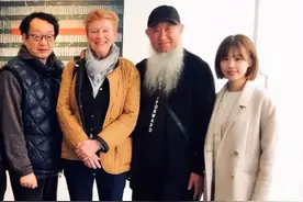90后才女表演人体书法，书法创新还是炒作？网友：这根本不是书法图片