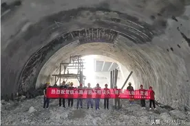 镜水路南延工程坝头山隧道全洞顺利贯通图片