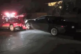 老外开着特斯拉酒驾，打开自动驾驶后直接睡着了，交警追了7分钟图片