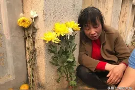 他牺牲35年后，妻子来到墓前痛哭：我带儿子来看你了图片
