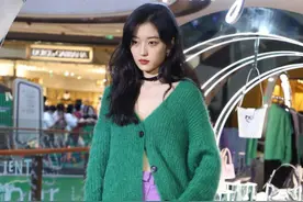 “小全智贤”孙千太会穿，绿毛衣配紫色阔腿裤，气场堪比超模图片