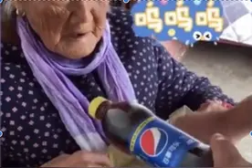 95岁奶奶欢快买零食，40岁孙子内心美滋滋：隔辈亲是真的亲图片