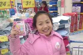 为了让女儿努力学习，宝妈想出奖励绝招，“20秒零食随便抢”图片