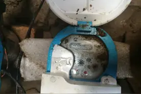 老两口单月用水量暴增至557m³，怀疑与换智能水表有关 沧州市供排水集团：管线老化导致跑水，和施工无关图片