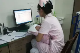 爸爸给儿子取名“钱怀”，护士耳背打错字，妻子大喜：不改了图片