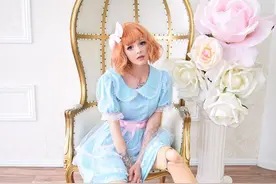 惊艳全网的轮椅coser，这个小姐姐化妆也太好看了图片