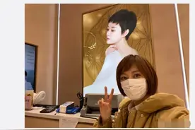 孙俪与自己广告牌合影，被指一件羽绒服穿十年，经纪人忍不住喊话图片