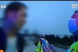 酒驾司机在高速公路违停睡大觉 怒怼交警：别吵吵，打扰我睡觉了图片