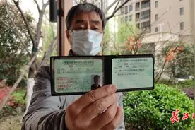 武汉首位70岁以上老人拿到了驾照，只用了3个月，科目二科目三满分图片