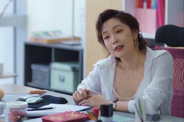 但你要仔细一看你就会发现这不是《我是余欢水》里的梁安妮吗!